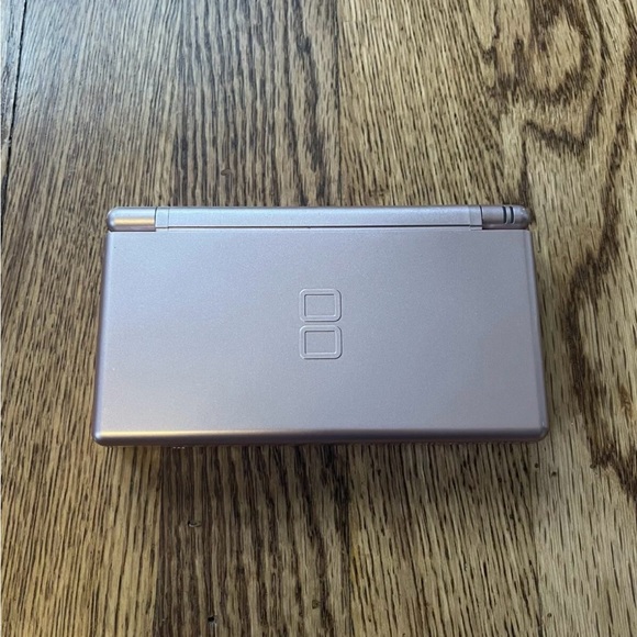 Metallic rose Nintendo DS Lite with Stylus and Charger - Picture 2 of 5